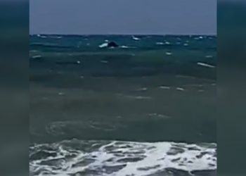 Tragedia in mare ad Anzio, peschereccio si ribalta: morto un uomo VIDEO