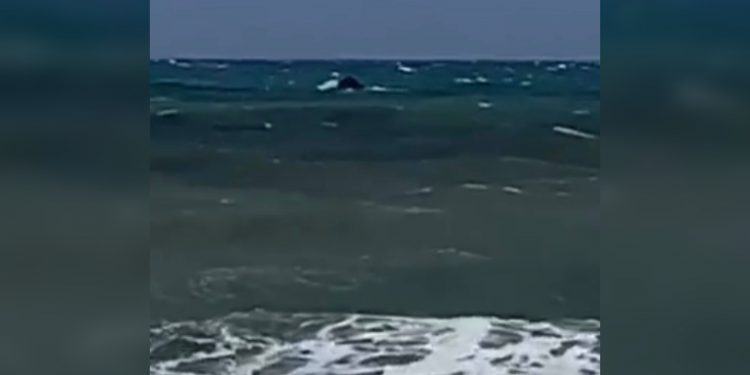 Tragedia in mare ad Anzio, peschereccio si ribalta: morto un uomo VIDEO