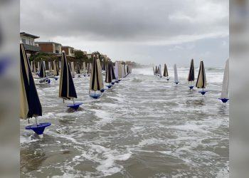 Latina lido, mareggiata inghiotte la spiaggia: operatori balneari in ginocchio FOTO/VIDEO
