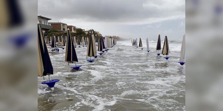 Latina lido, mareggiata inghiotte la spiaggia: operatori balneari in ginocchio FOTO/VIDEO