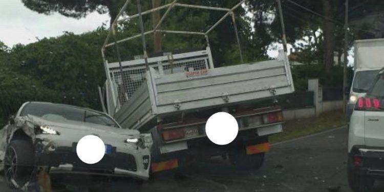 Incidente stradale su via Piccarello a Latina, due persone ferite VIDEO
