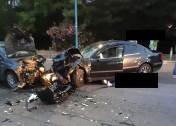 Terribile schianto frontale tra due auto su via del lido a Latina, tre feriti
