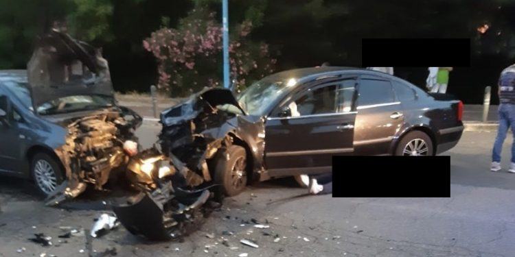 Terribile schianto frontale tra due auto su via del lido a Latina, tre feriti