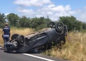 Grave incidente sulla Pontina, auto si ribalta: traffico rallentato