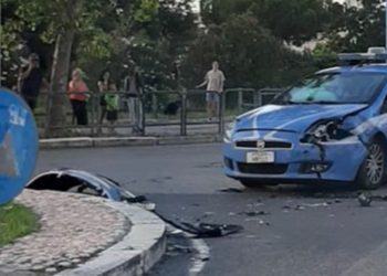 Latina, incidente tra utilitaria e auto della Polizia su via del Lido: agenti feriti