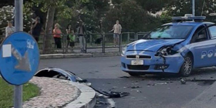 Latina, incidente tra utilitaria e auto della Polizia su via del Lido: agenti feriti