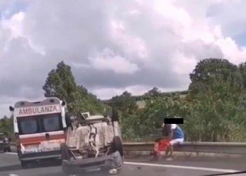 Ennesimo incidente sulla Pontina, auto si ribalta: traffico in tilt