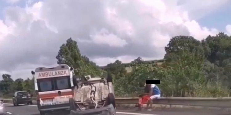 Ennesimo incidente sulla Pontina, auto si ribalta: traffico in tilt
