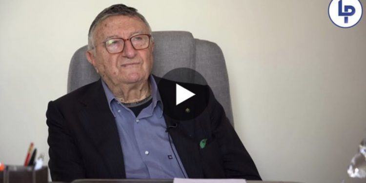 Covid, intervista al Prof. Tarro: “Le prospettive di utilizzo del vaccino non hanno ragion d’essere” VIDEO