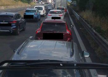 Auto si ribalta, traffico in tilt e code chilometriche sulla Pontina