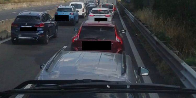 Auto si ribalta, traffico in tilt e code chilometriche sulla Pontina