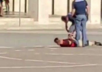 Uomo gira armato di coltello in centro a Latina. I video dell’arresto
