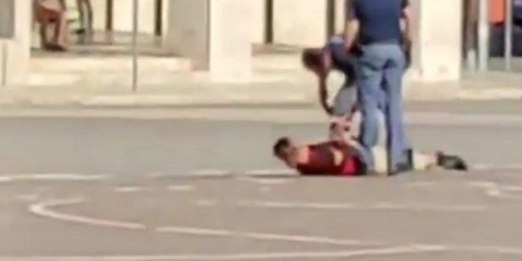 Uomo gira armato di coltello in centro a Latina. I video dell’arresto