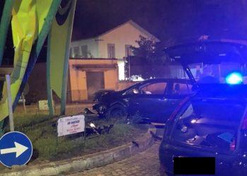 Latina, rocambolesco incidente a Borgo Grappa. Auto si schianta contro la rotonda