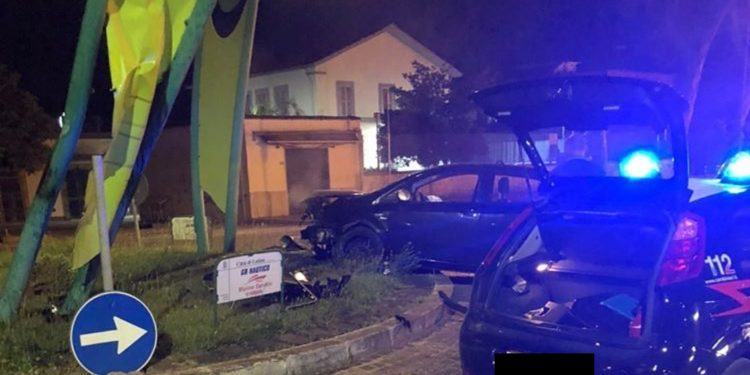 Latina, rocambolesco incidente a Borgo Grappa. Auto si schianta contro la rotonda
