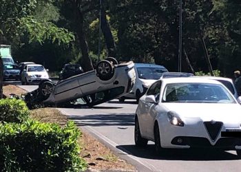 Latina, si ribalta con l’auto in mezzo alla strada: paura in via del Piccarello