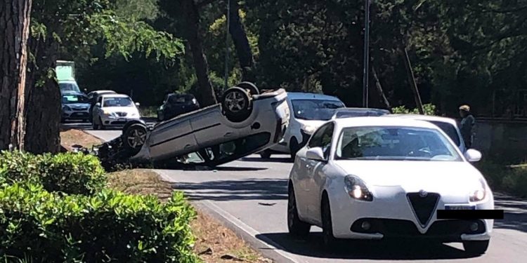 Latina, si ribalta con l’auto in mezzo alla strada: paura in via del Piccarello