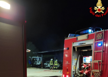 Incendio nella notte in un’abitazione a Sabaudia, ferita una persona VIDEO