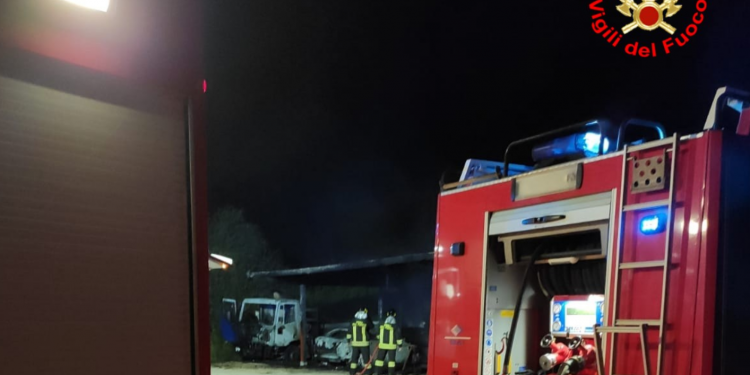 Incendio nella notte in un’abitazione a Sabaudia, ferita una persona VIDEO