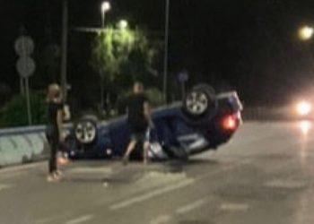 Paura in via del Lido a Latina: auto sbanda ​e si ribalta. Ferito il conducente
