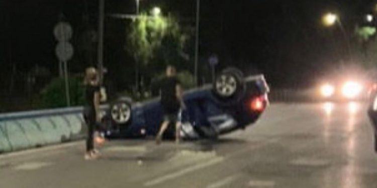 Paura in via del Lido a Latina: auto sbanda ​e si ribalta. Ferito il conducente