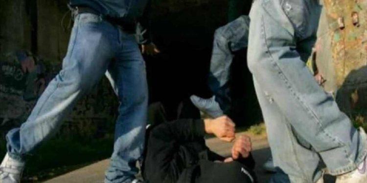 Violento pestaggio in pieno centro a Latina: branco aggredisce due giovanissimi