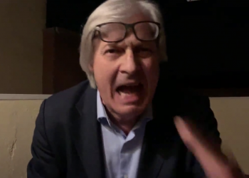 Vittorio Sgarbi appoggia Zangrillo: “I virologi hanno preso per il c… gli italiani e distrutto l’economia!” VIDEO