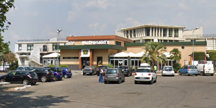 Latina, ladro maldestro tenta furto al McDonald’s e si ferisce