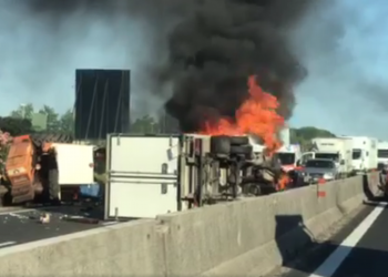 Terribile scontro sulla Pontina ad Aprilia 2, camion prende fuoco. Traffico paralizzato VIDEO