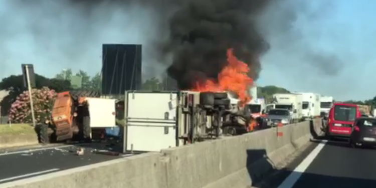 Terribile scontro sulla Pontina ad Aprilia 2, camion prende fuoco. Traffico paralizzato VIDEO