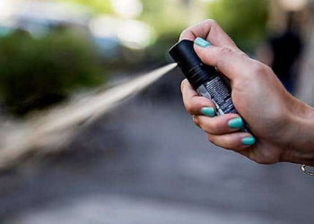 Latina, 21enne tenta di violentare giovane fisioterapista: si salva con spray urticante