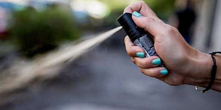 Latina, 21enne tenta di violentare giovane fisioterapista: si salva con spray urticante