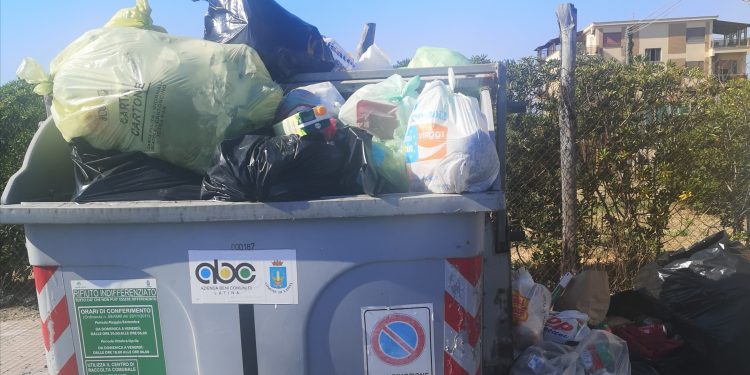 Caldo torrido, odori nauseabondi e rifiuti non raccolti: cittadini di Latina in rivolta