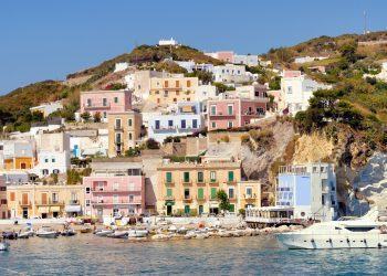 Spiagge troppo affollate a Ponza, il sindaco vieta lo sbarco ai turisti