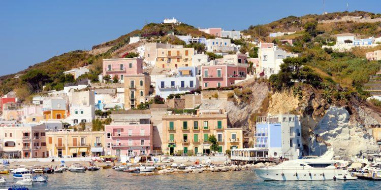 Spiagge troppo affollate a Ponza, il sindaco vieta lo sbarco ai turisti