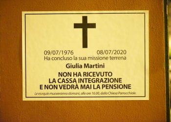 “Morti aspettando la cassa integrazione”, necrologi shock davanti l’INPS di Latina