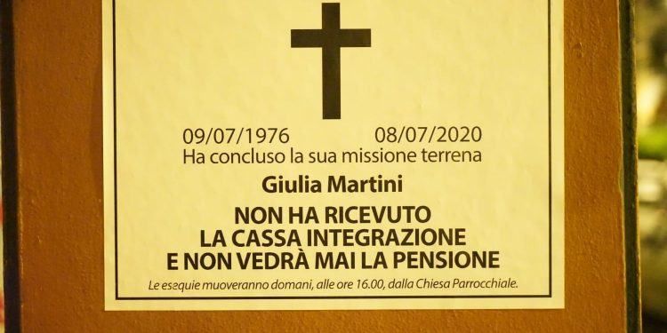 “Morti aspettando la cassa integrazione”, necrologi shock davanti l’INPS di Latina