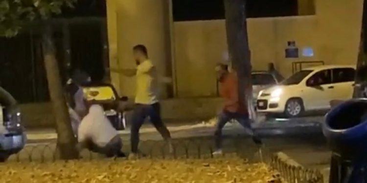 Latina, violenta rissa in strada davanti lo stadio. Il video finisce sui social