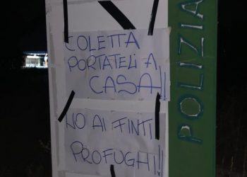 57 migranti arrivati a Latina da Lampedusa, cartelli contro il sindaco: «Coletta portateli a casa»