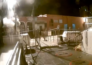 Giovane tenta di salire abusivamente sull’aliscafo a Ponza, ma finisce gambe all’aria VIDEO