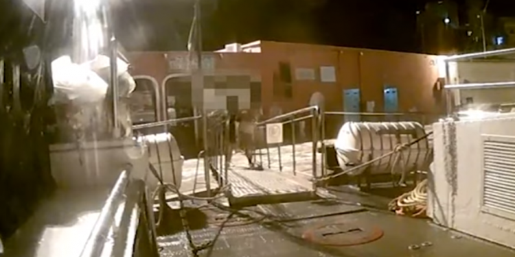 Giovane tenta di salire abusivamente sull’aliscafo a Ponza, ma finisce gambe all’aria VIDEO