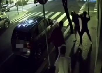 Giovani picchiati e rapinati in pieno centro a Latina, 4 arresti. Il video dell’aggressione