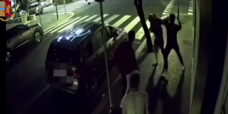 Giovani picchiati e rapinati in pieno centro a Latina, 4 arresti. Il video dell’aggressione