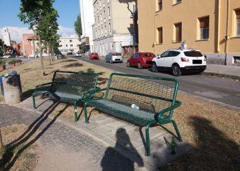 Latina, movida in zona Piazza del Quadrato: panchine divelte e sporcizia