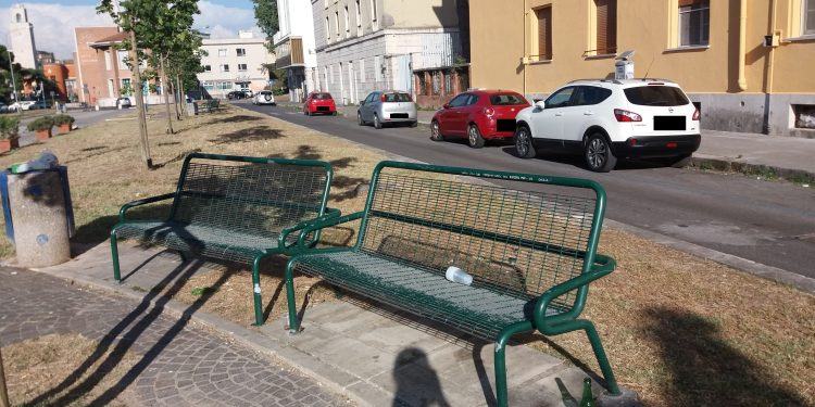 Latina, movida in zona Piazza del Quadrato: panchine divelte e sporcizia