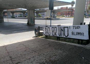 Storico autista di Latina muore a 58 anni. Gli studenti lo ricordano con uno striscione