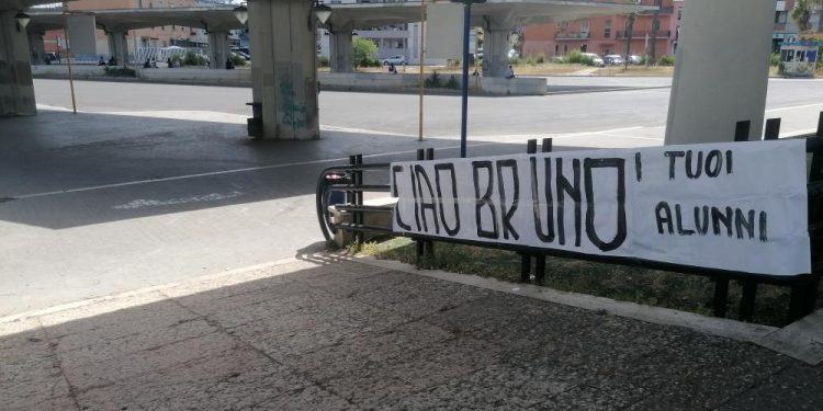 Storico autista di Latina muore a 58 anni. Gli studenti lo ricordano con uno striscione