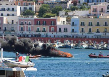 Paura a Ponza: motoscafo esplode e prende fuoco. Famiglia si getta in mare VIDEO