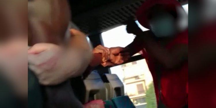 Latina, lite sul bus per la mascherina: passeggeri arrivano quasi alle mani VIDEO