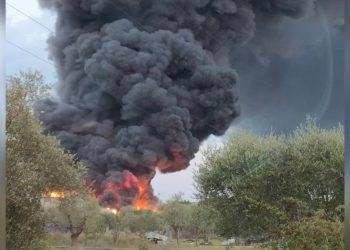 Incendio in una fabbrica ad Aprilia: densa nube nera in cielo, aria irrespirabile VIDEO